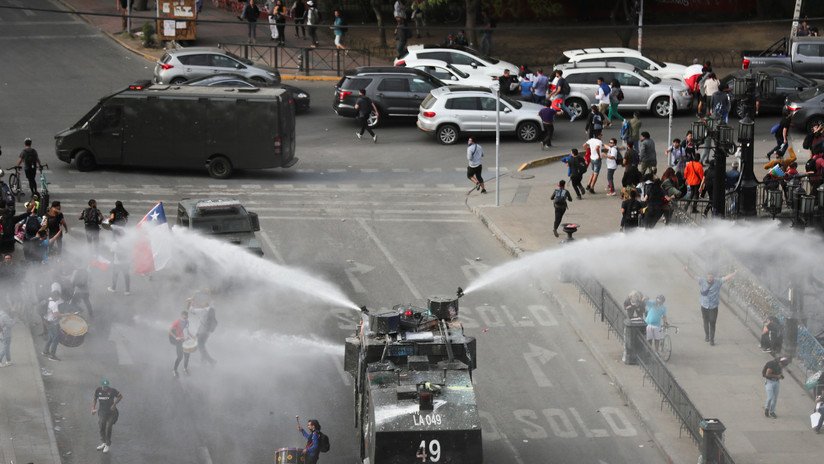 Cañones de agua y gas lacrimógeno: choques entre manifestantes y policías en una nueva jornada de protestas en Chile