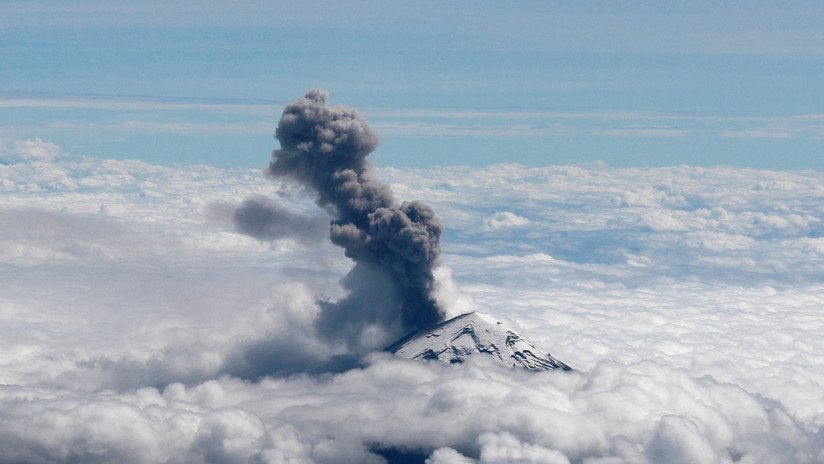 FOTOS, VIDEO: El volcán Popocatépetl registra una intensa actividad con explosiones y emana una larga columna de ceniza