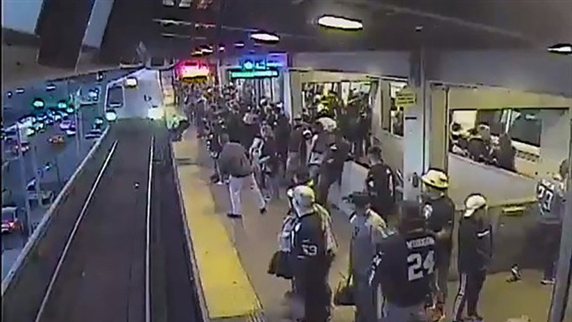 VIDEO: Cae a las vías del metro y un empleado lo salva de ser arrollado por una fracción de segundo