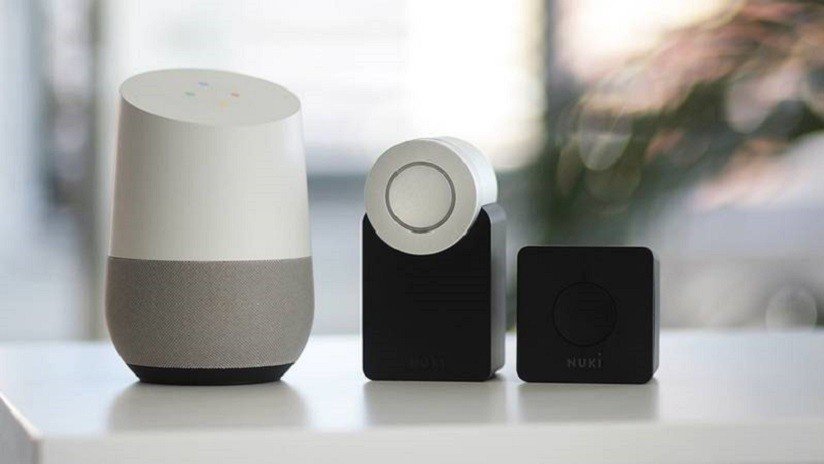 'Hackean' a Alexa, Siri y Google Home a cientos de metros de distancia con punteros láser y linternas