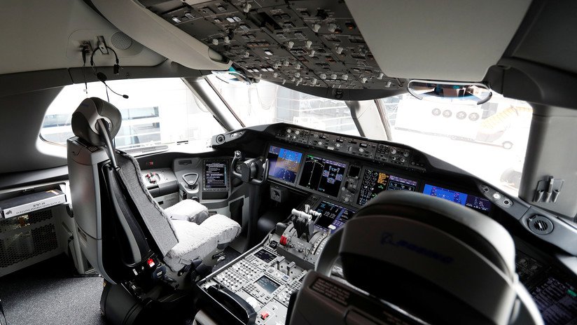FOTO: Un piloto, suspendido de por vida por permitir a una pasajera tomarse una foto en su asiento en la cabina en pleno vuelo