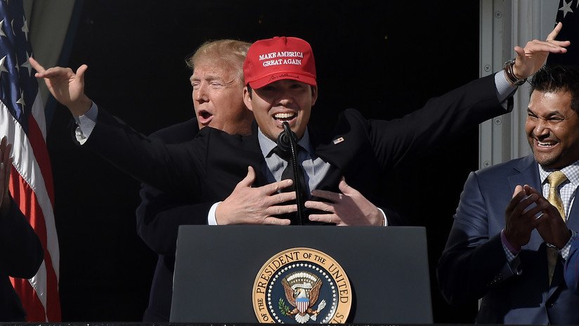 VIDEO: Trump recrea el icónico momento de 'Titanic', al abrazar a una estrella del béisbol y estallan las redes