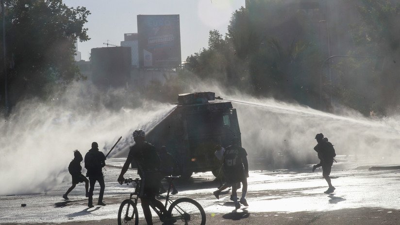 Con cañones de agua reprimen en Santiago de Chile la 'marcha del millón de máscaras'