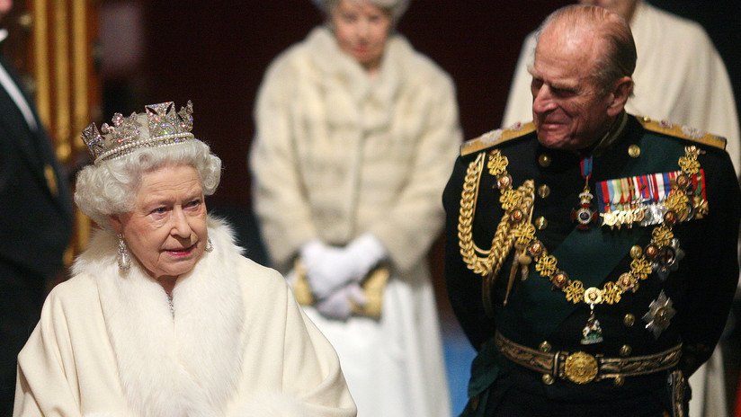 La reina Isabel II, primer miembro de la familia real británica en prohibir las pieles en todos sus nuevos trajes