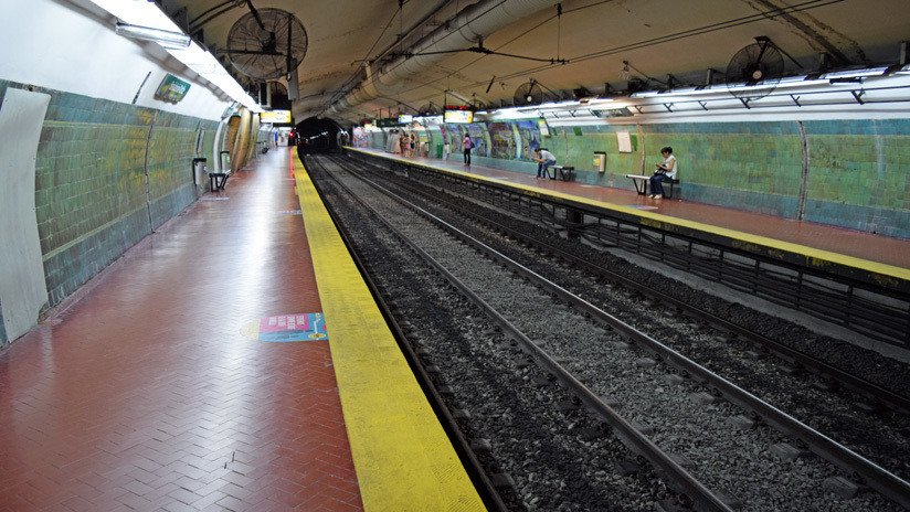 VIDEO: Un hombre pega a una mujer hasta dejarla inconsciente en el subte de Buenos Aires y los pasajeros lo detienen