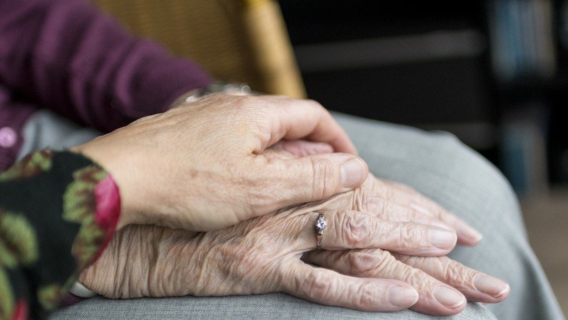 Británica publica la última imagen de sus padres tras tomar una dosis letal para que cambien las leyes sobre la eutanasia