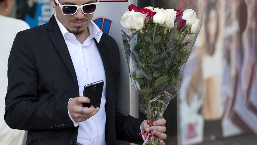 Miles de estadounidenses reciben 9 meses después mensajes de texto enviados por San Valentín (incluso de personas fallecidas)