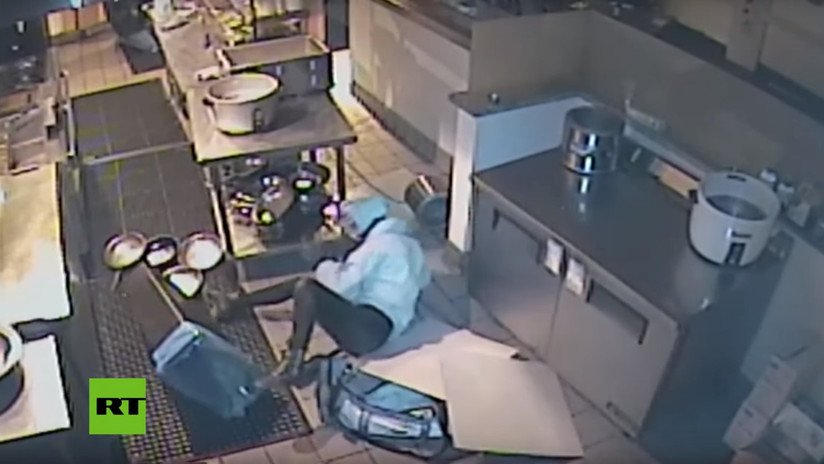 VIDEO: Una joven se mete a robar en un restaurante pero cae desde el techo y se estampa contra una mesa de metal