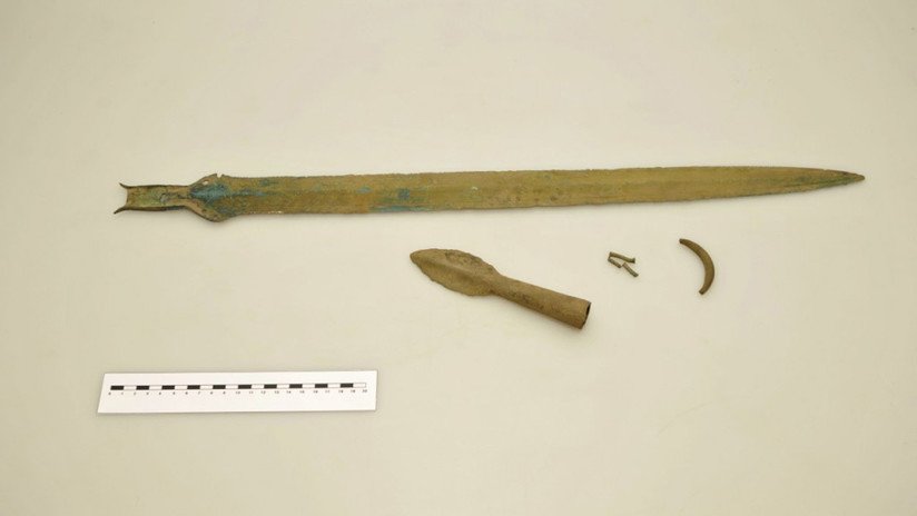 FOTO: Hallan una espada de hace 3.000 años que aún mantiene su filo