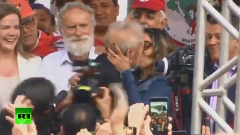 VIDEO: Lula anuncia que se casa y besa a su prometida tras salir de prisión