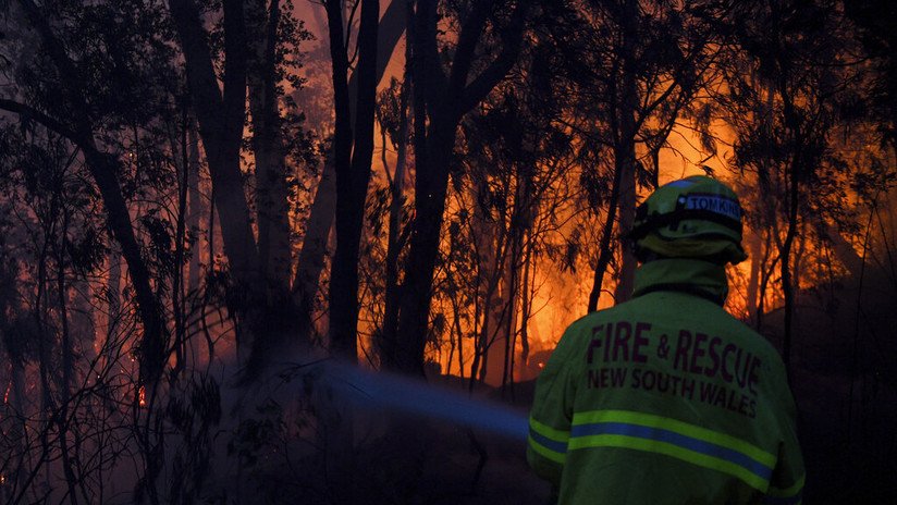 FOTOS, VIDEO: Al menos 3 muertos, varios desaparecidos y alrededor de 150 casas destruidas por incendios forestales en Australia