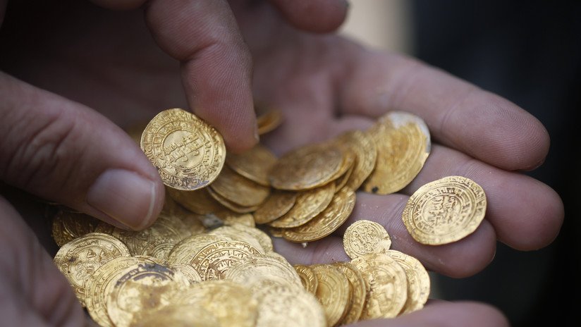 VIDEO: Desentierra miles de dólares en monedas de oro del siglo XVI mientras busca un anillo de bodas