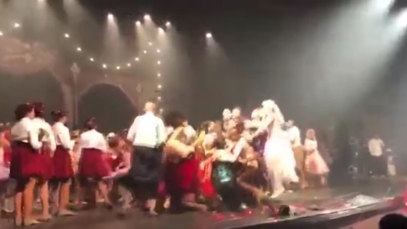 VIDEO: Un grupo de bailarines salta tan fuerte que destroza el escenario en un teatro de Brasil