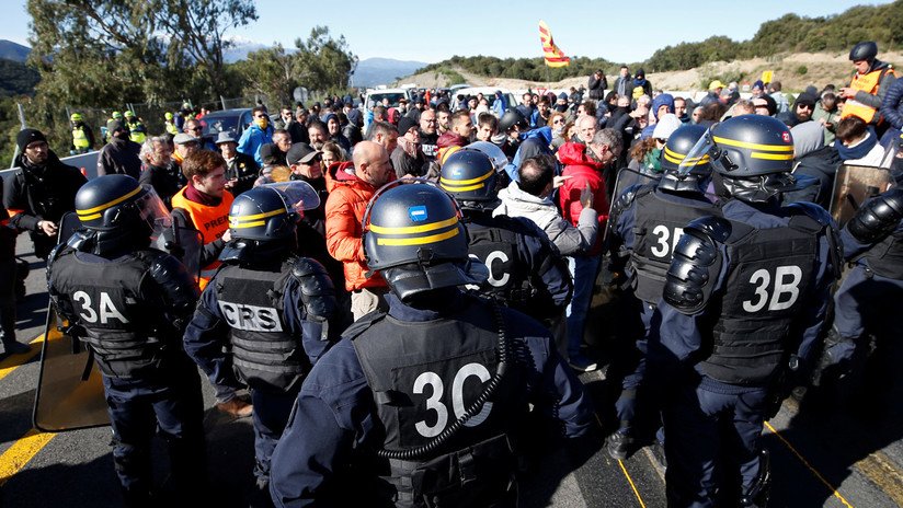 VIDEO: Manifestantes independentistas catalanes bloquean el paso fronterizo entre España y Francia