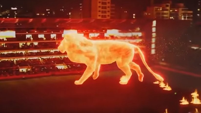 VIDEO: Un gigantesco 'león de fuego' irrumpe en un estadio de fútbol de Argentina