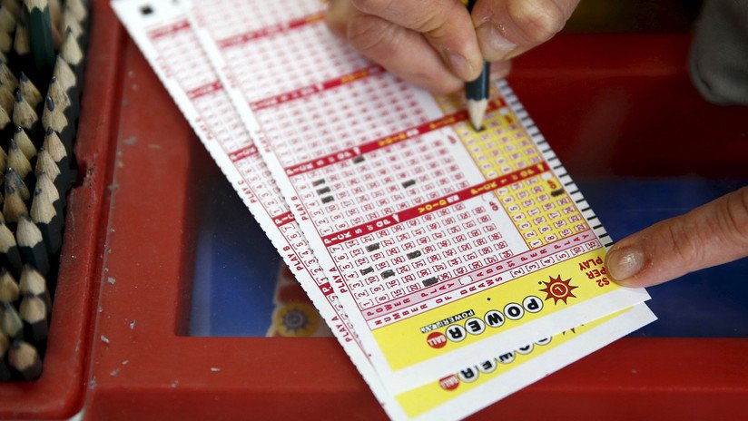 Dos compañeros se vuelven millonarios jugando a la lotería gracias a su mala memoria