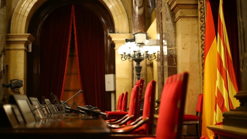 El Parlamento de Cataluña aprueba la moción para ejercer la autodeterminación minutos después de la suspensión del Constitucional