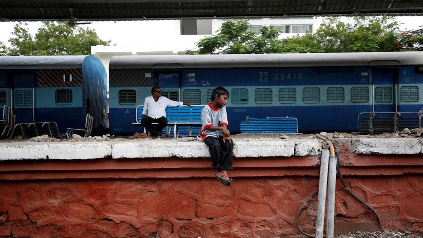 VIDEO: Dos trenes de pasajeros chocan frontalmente en la India dejando varios heridos