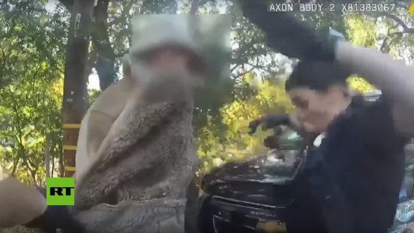 VIDEO: Una policía se lleva un susto "infartante" cuando un lagarto salta de entre la ropa de un hombre en un cacheo