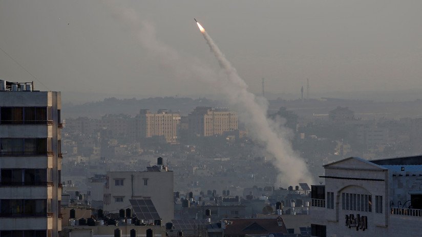 VIDEO: Un cohete lanzado desde Gaza impacta en una concurrida ruta de Israel