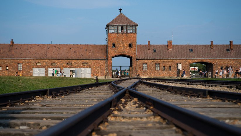 Un bloguero pide perdón por la fotografía de un pato de goma en los raíles del campo de concentración de Auschwitz