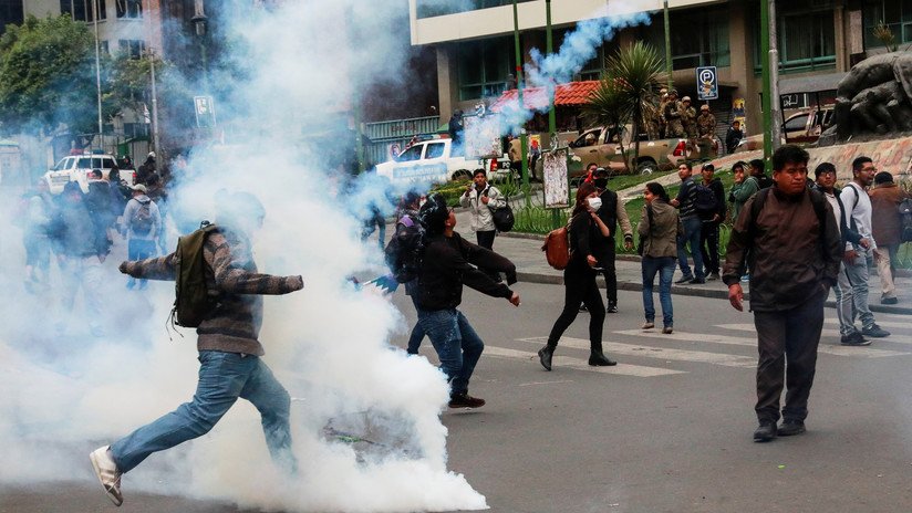 Reprimen con gas lacrimógeno a los partidarios de Morales en el primer día tras la autoproclamación de Áñez en Bolivia