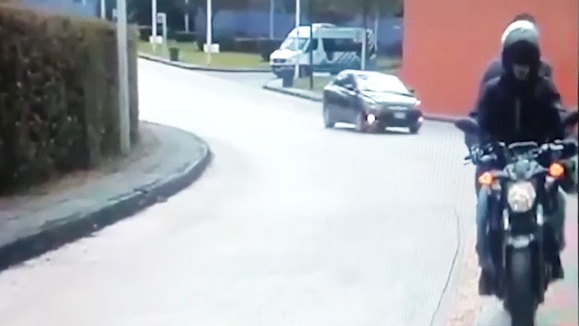 Dos hombres armados irrumpen en moto en una universidad mexicana para asaltar a un empleado (VIDEO)