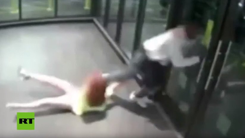 VIDEO: Le roba el bolso con violencia en una escaleras mecánicas (y ella se resiste con todas sus fuerzas)