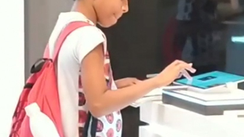 Graban a un niño usando la tableta de una tienda para hacer su tarea escolar y se hace viral (VIDEO)