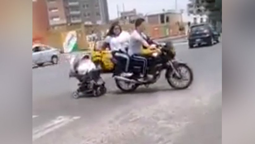 VIDEO: Una pareja en moto remolca un cochecito de bebé por una carretera de Perú y la Red estalla