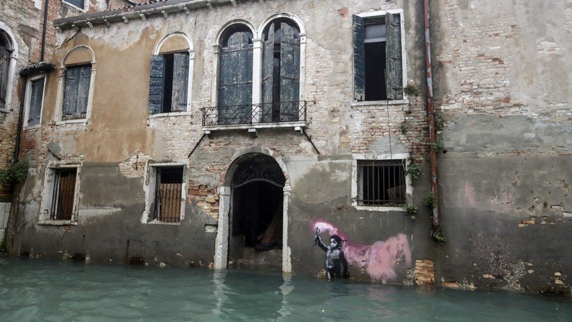 El 'niño migrante' de Banksy se hunde junto con Venecia en la segunda peor marea alta en su historia