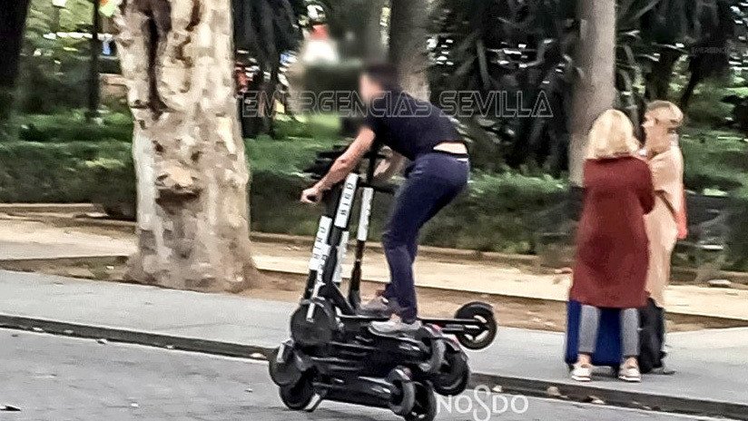 Multan a un hombre que se desplazaba sobre seis patinetes electrónicos en Sevilla (FOTOS)