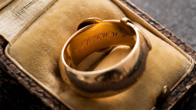 El 'Indiana Jones del arte' recupera el anillo de oro de Oscar Wilde, robado en 2002