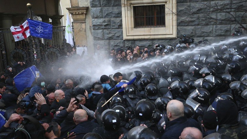 VIDEO: Policía antidisturbios de Georgia usa cañones de agua para dispersar a manifestantes