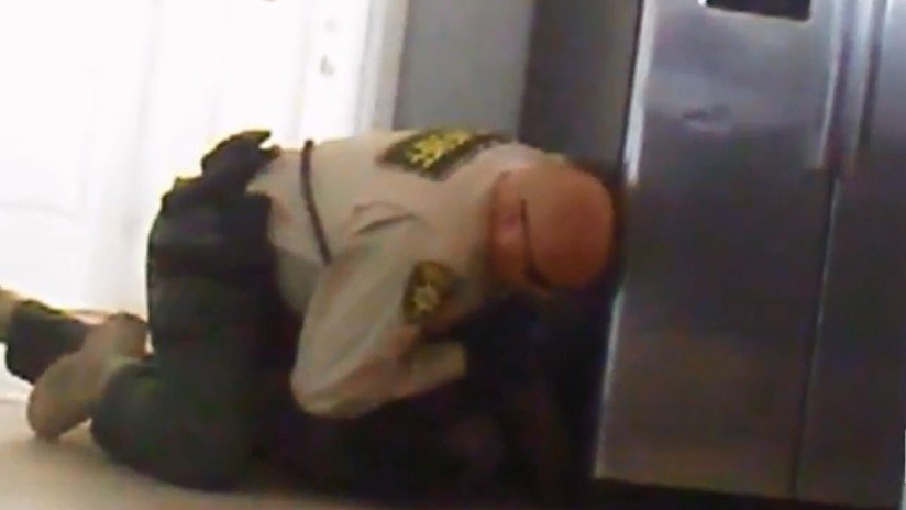 VIDEO: Un policía tira al suelo y arresta a un adolescente sin brazos ni piernas por volcar un cesto de basura