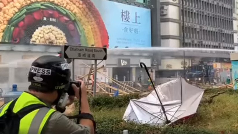 VIDEO: La Policía de Hong Kong derriba a un reportero con un cañón de agua