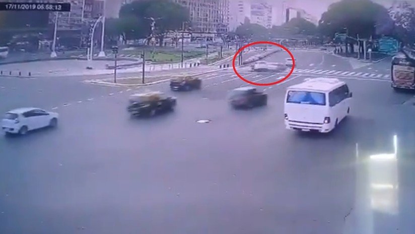 VIDEO: Futbolista ebrio protagoniza accidente automovilístico en pleno centro de Buenos Aires
