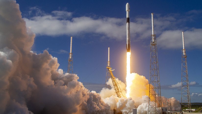 "El hombre que contaminó los cielos": Astrónomos denuncian que los satélites Starlink de Elon Musk ciegan los telescopios terrestres