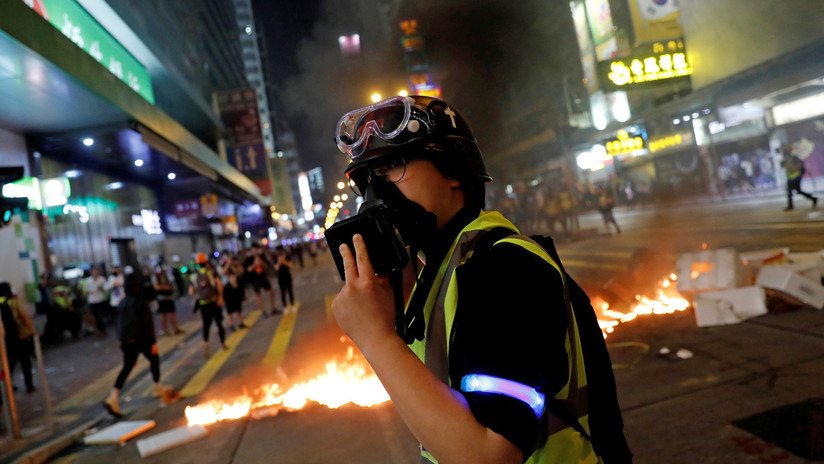 VIDEO: Un manifestante en Hong Kong se incendia accidentalmente con su propia bomba de gasolina