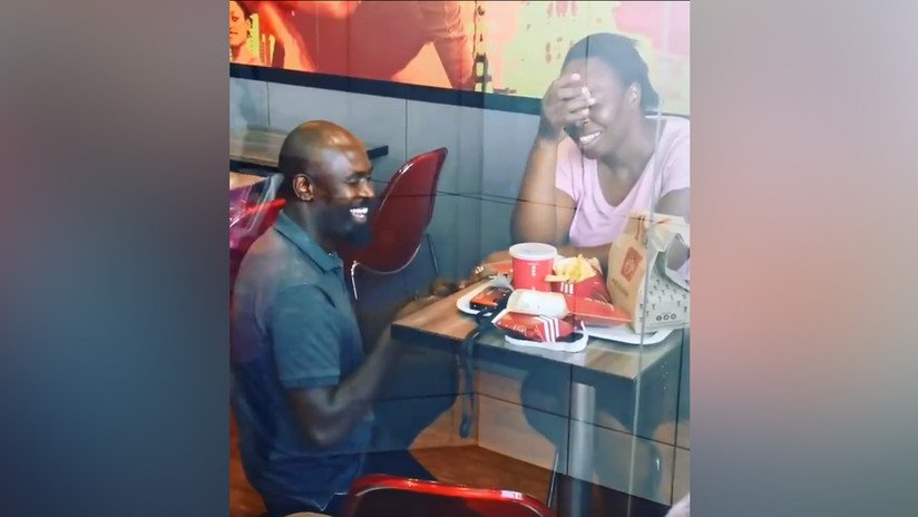 Le pide la mano en un KFC, el video se hace viral y empresas de talla mundial ofrecen patrocinar la boda de sus sueños