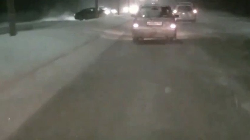 VIDEO: Un automóvil derrapa en la nieve en plena carretera en Siberia y embiste a otro vehículo a contramano