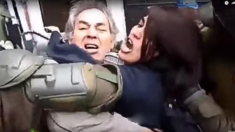 El video con la detención de una joven en Chile mientras su padre intenta abrazarla es de 2014