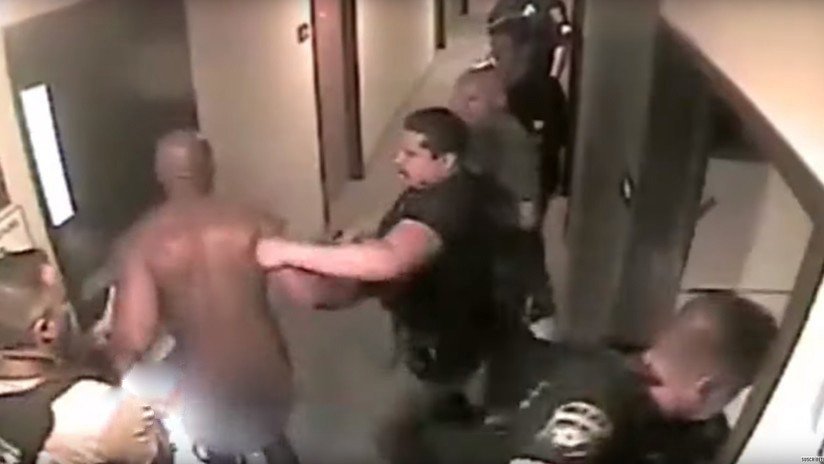 VIDEO: Policías sacan desnudo de una habitación de hotel a un secuestrador durante la operación de rescate de una niña de 8 años