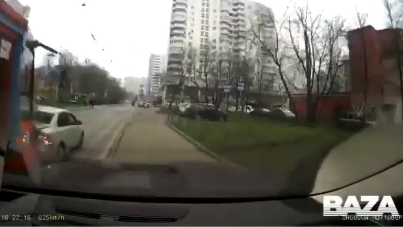 VIDEO: Un tranvía se sale de control en Moscú y lo arrasa todo a su paso