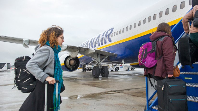 Sancionan a Ryanair por cobrar a una pasajera 22 dólares por una maleta de mano