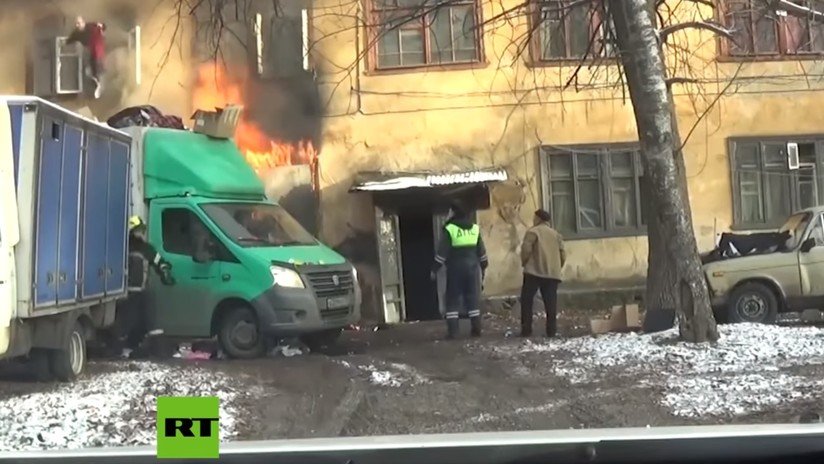 VIDEO: Agentes de carreteras rusos descubren un incendio y salvan a los afectados con la ayuda de un camión