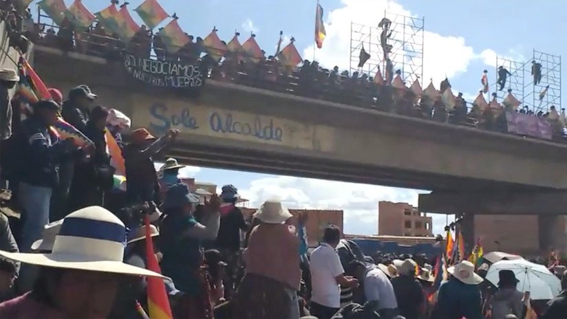 Cientos de bolivianos protestan contra la represión en la planta de hidrocarburos de Senkata, que dejó ocho muertos