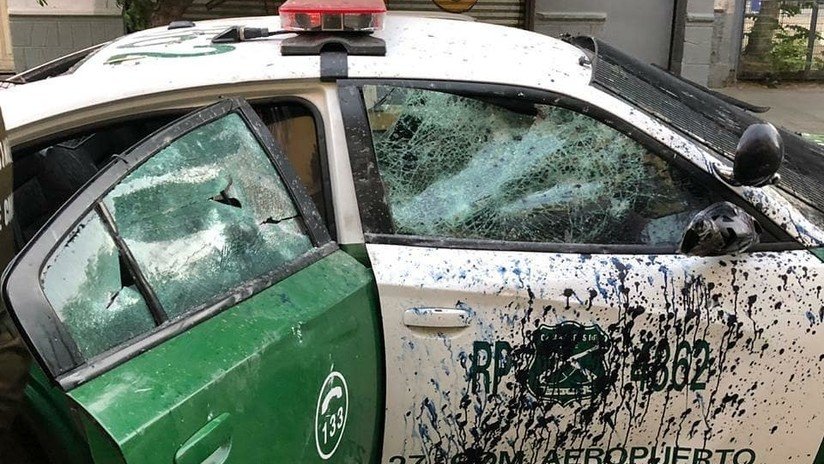 VIDEO: Momento en el que atacan con piedras y elementos contundentes a una patrulla de Carabineros en Chile