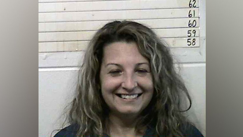 Mujer sonríe de oreja a oreja en la foto policial tras ser arrestada por el asesinato de su marido