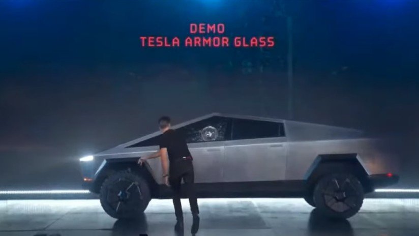 La Red se llena de memes tras romperse el vidrio 'indestructible' de la nueva camioneta futurista Cybertruck de Tesla